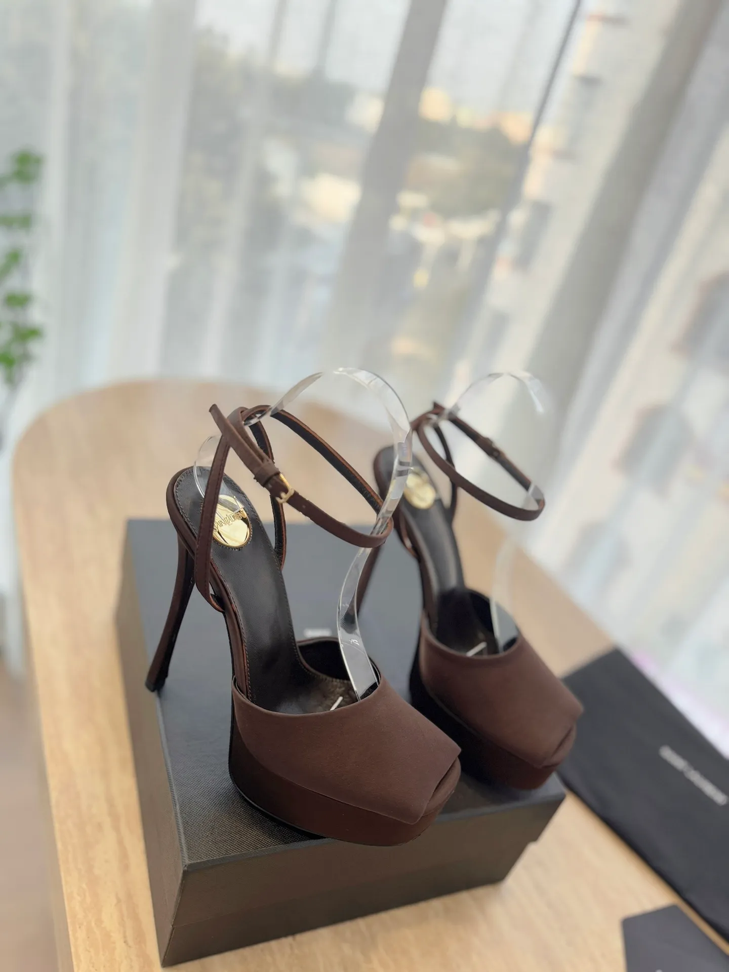 👟👟Ex-factory price 620👟👟 "SAINT LAUREN*" Saint Laurent ysl 25/spring and summer new catwalk high heels·new shoe style with 3 cm water platform. Only YSL understands women's hearts best and does not accept refutation. It is a super invincible feminine artifact and a must-have for women (z-product full-body customization, own molded toe hardware, perfect consistency). Compare the differences between pictures and goods on the market. ✔Upper: Customized imported silk, patent leather ✔Inner lining: imported sheepskin ✔Sole: imported genuine leather outsole ✔Heel height: 14cm ✔Number of yards: 35-39 (40.41.42 can be customized and non-returnable) (Full set of packaging)